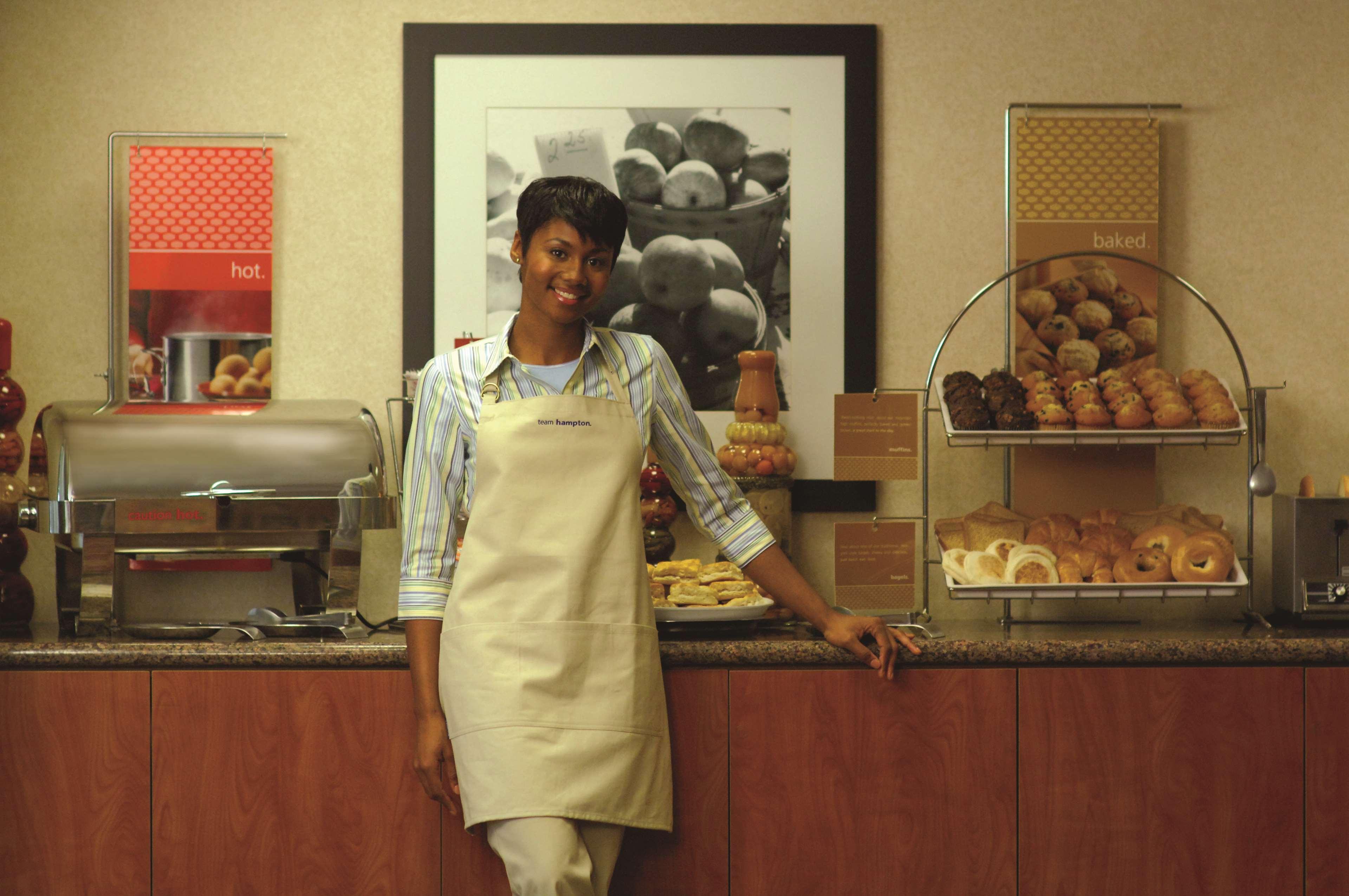 Hampton Inn & Suites Greensboro/Coliseum Area Restoran gambar