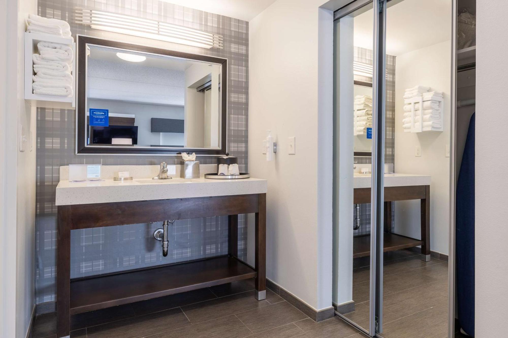 Hampton Inn & Suites Greensboro/Coliseum Area Luaran gambar